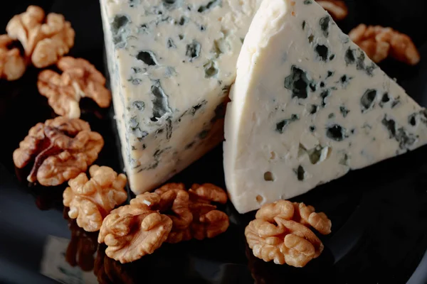Klíny měkký sýr niva s vlašskými ořechy. — Stock fotografie