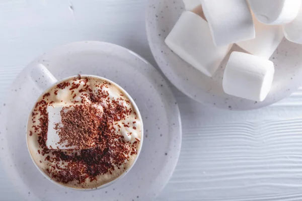 Warme chocolademelk en marshmallow bestrooid met chocoladeschilfers. — Stockfoto