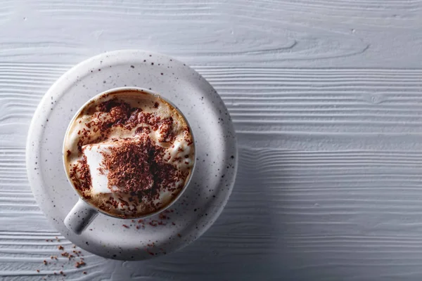 Chocolate quente e marshmallow polvilhado com chips de chocolate . — Fotografia de Stock