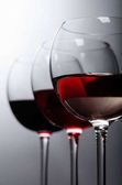 Brýle růžové, červené a bílé víno .