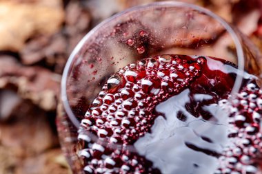 kırmızı şarap bardağı .