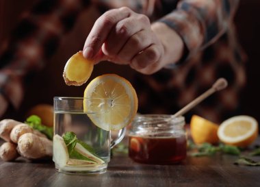 Zencefil çayı ile bal, limon ve nane eski ahşap tablo . 