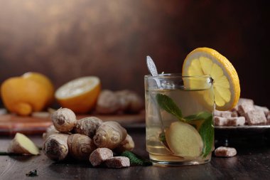 Zencefil çayı kahverengi şeker, limon ve nane eski ahşap tablo