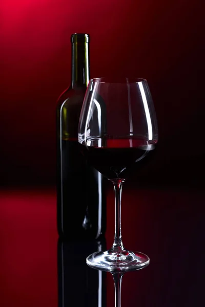 ガラスと赤ワインのボトル. — ストック写真