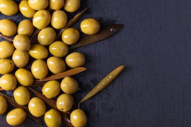 Kemik ile konserve yeşil zeytin .