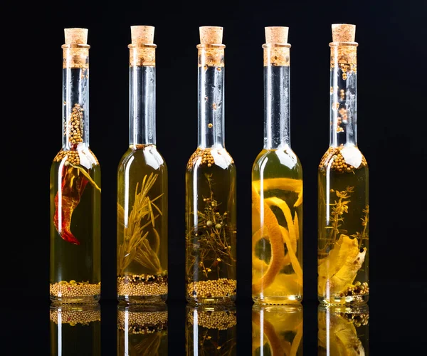 Olio di oliva con spezie ed erbe aromatiche . — Foto Stock