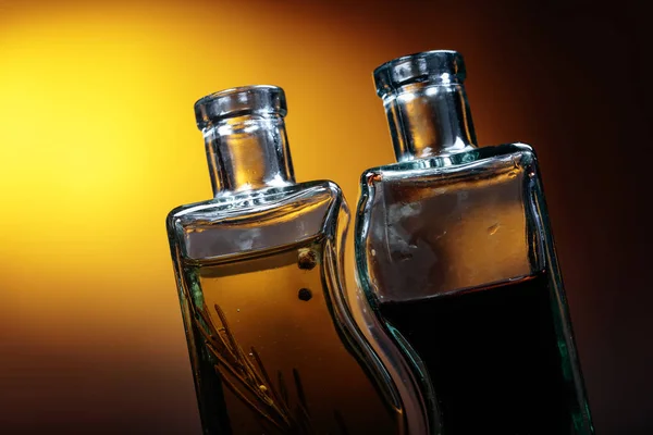 Bottiglie di olio d'oliva aromatizzato e aceto balsamico  . — Foto Stock