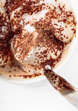 Sıcak çikolata ve çikolata parçaları ile serpilir hatmi.