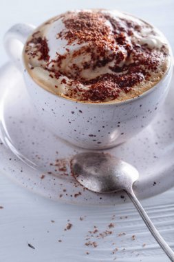 Sıcak çikolata ve çikolata parçaları ile serpilir hatmi.