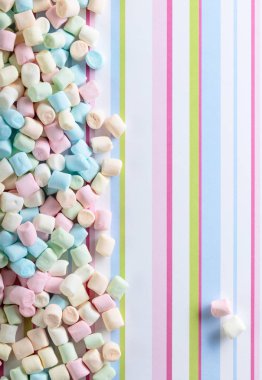 Marshmallow çizgili bir arka plan üzerinde . 