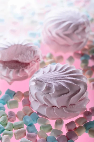 Mångfärgade marshmallows på rosa bakgrund . — Stockfoto