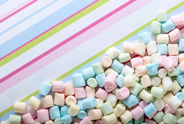 Marshmallows em um fundo listrado  . — Fotografia de Stock