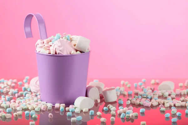 Violett hink med olika marshmallows. — Stockfoto