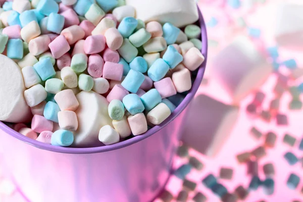 Balde violeta com vários marshmallows . — Fotografia de Stock