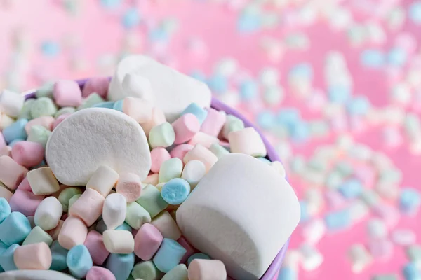 Balde violeta com vários marshmallows . — Fotografia de Stock