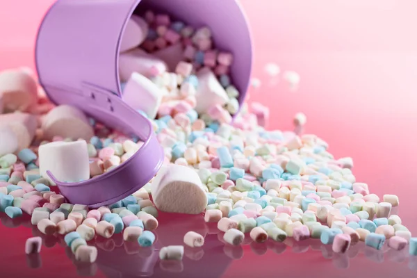 Violett hink med olika marshmallows. — Stockfoto