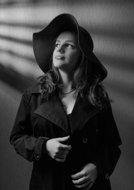 Şapkalı güzel bir kadının dramatik portre .