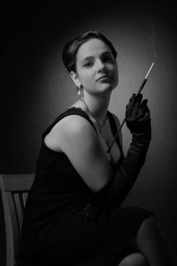 Siyah elbiseli güzel bir kadının dramatik portre.