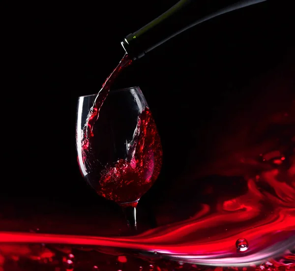 Μπουκάλι και ποτήρι κόκκινο κρασί . — Φωτογραφία Αρχείου