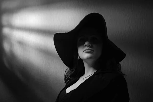 Retrato dramático de una hermosa mujer con sombrero  . —  Fotos de Stock