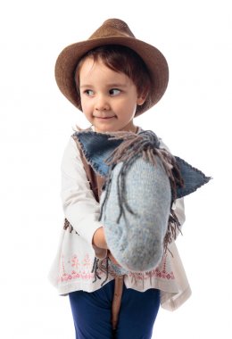 Sevimli küçük kız ev yapımı h ile oynarken bir kovboy gibi giyinmiş