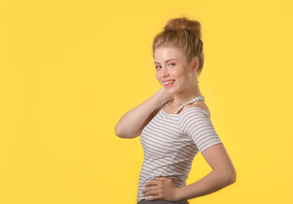 Mujer atractiva joven en la parte superior de rayas blancas en un backgro amarillo — Foto de Stock