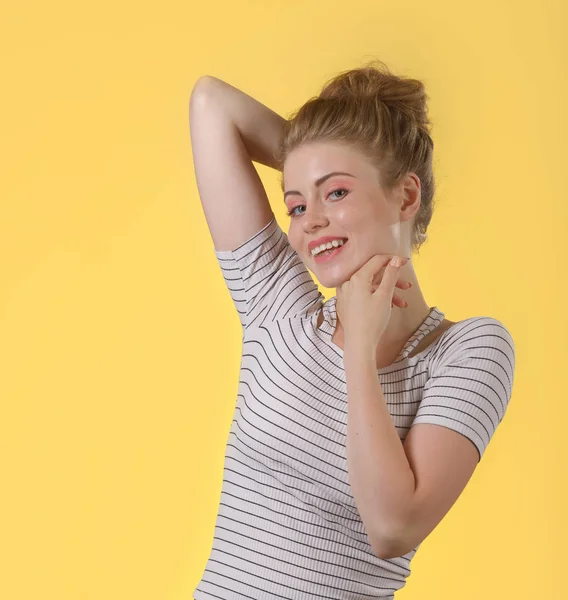 Mujer atractiva joven en la parte superior de rayas blancas en un backgro amarillo — Foto de Stock