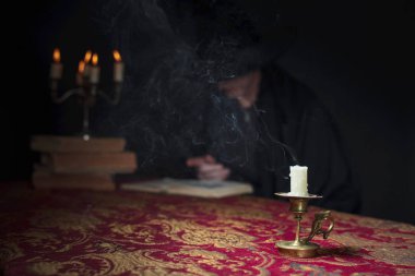 Okuma sihirbaz arka plan üzerinde mum .