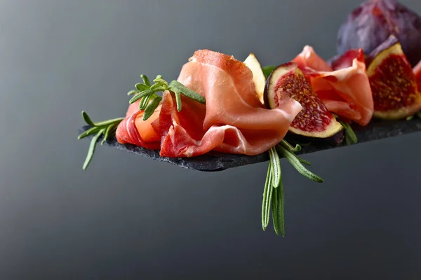 Prosciutto z fig i rozmarynem. — Zdjęcie stockowe