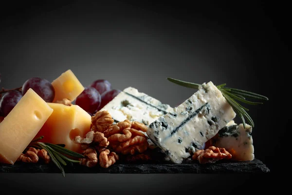 様々 なチーズがあり、ブドウとクルミ . — ストック写真