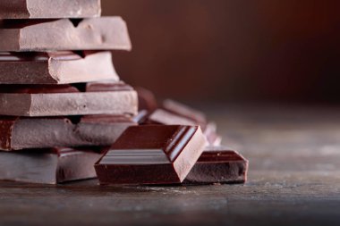 Kırık siyah çikolata parçaları.