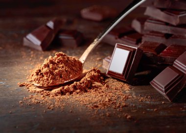 Kırık çikolata parçaları ve kakao tozu .