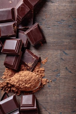 Kırık çikolata parçaları ve kakao tozu .