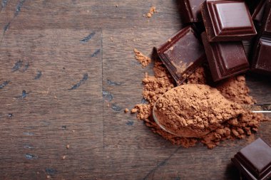 Kırık çikolata parçaları ve kakao tozu .