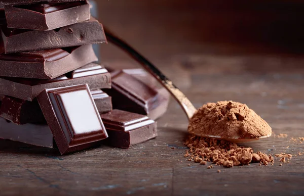 Pezzi di cioccolato rotti e cacao in polvere  . — Foto Stock