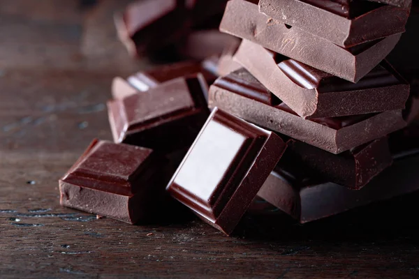 Pezzi di cioccolato nero rotti . — Foto Stock