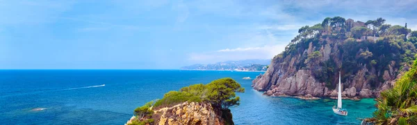 Mittelmeerpanorama in der Nähe der spanischen Küste. — Stockfoto