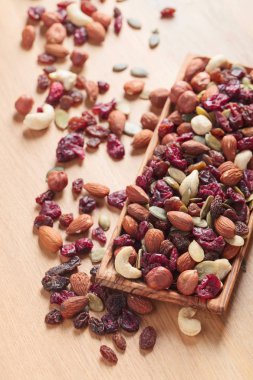 Yakın çekim mix fındık ve kuru meyve farklı.