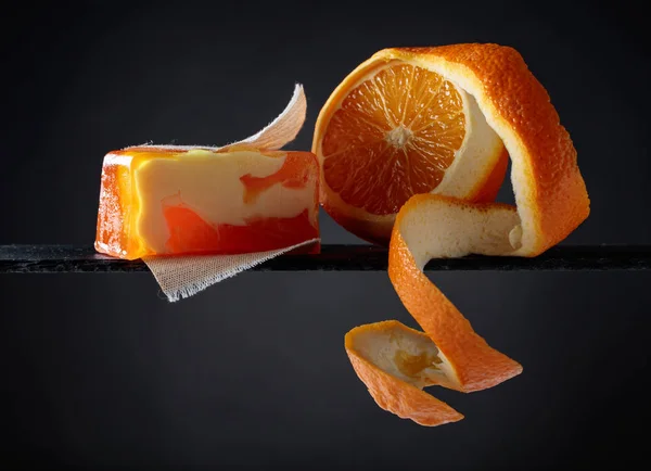 Φυσικό βιολογικό σαπούνι με πορτοκάλι σε μαύρο φόντο. — Φωτογραφία Αρχείου