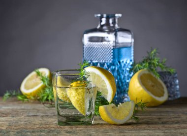 Cin-tonik ve eski ahşap bir masa üzerinde limon ile . 