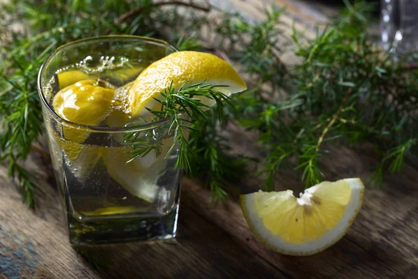 Gin con tonico e limone su un vecchio tavolo di legno  . — Foto Stock