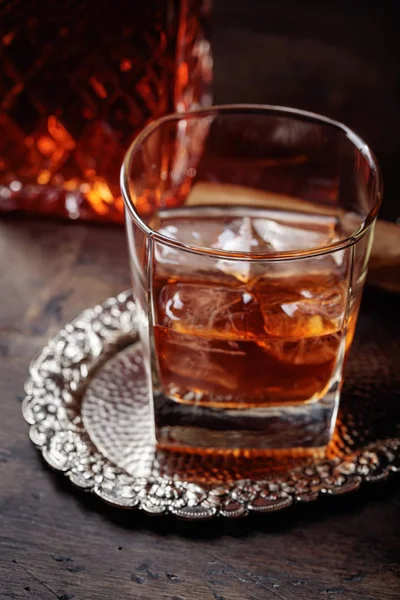 Glas whiskey en sigaar op oude houten tafel. — Stockfoto