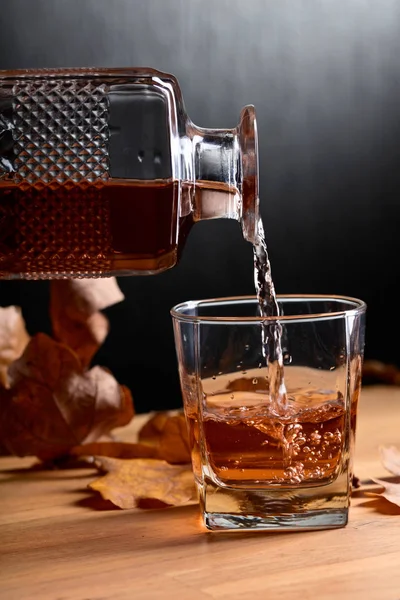 Whisky op een oud houten tafel. — Stockfoto