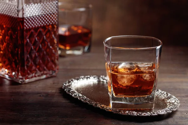 Glas van scotch whisky en natuurlijke ijs . — Stockfoto