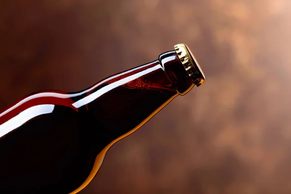 Bottiglia chiusa di birra su fondo marrone . — Foto Stock