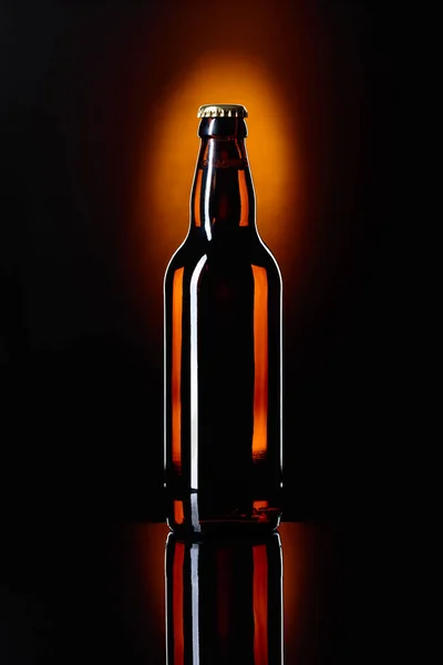Botella de cerveza cerrada sobre fondo negro . —  Fotos de Stock