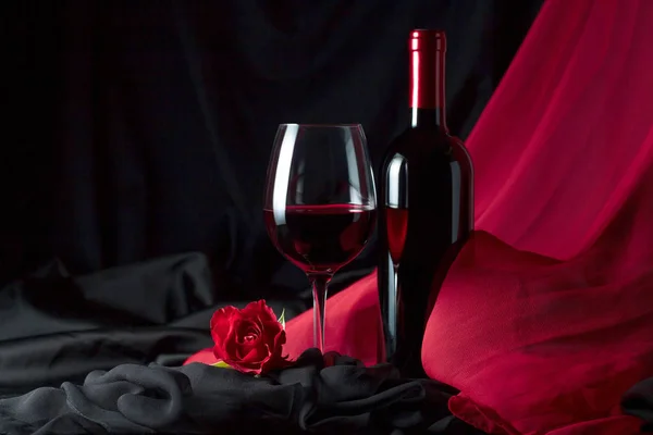 酒瓶和红葡萄酒 . — 图库照片