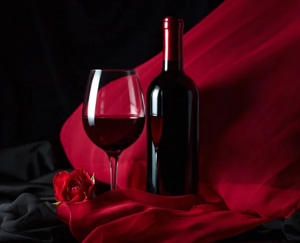 Botella y copa de vino tinto  . —  Fotos de Stock