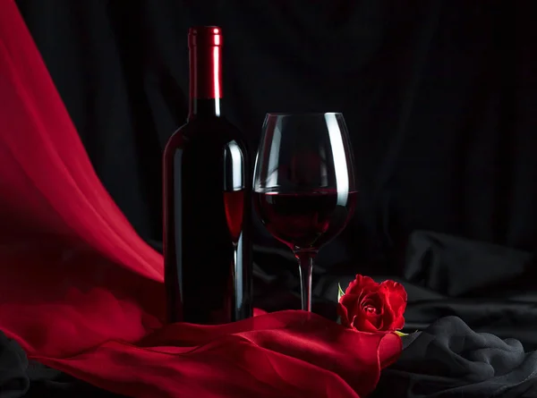 Μπουκάλι και ποτήρι κόκκινο κρασί . — Φωτογραφία Αρχείου