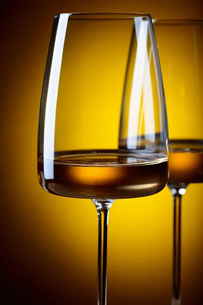 Bicchieri di vino bianco su fondo giallo . — Foto Stock